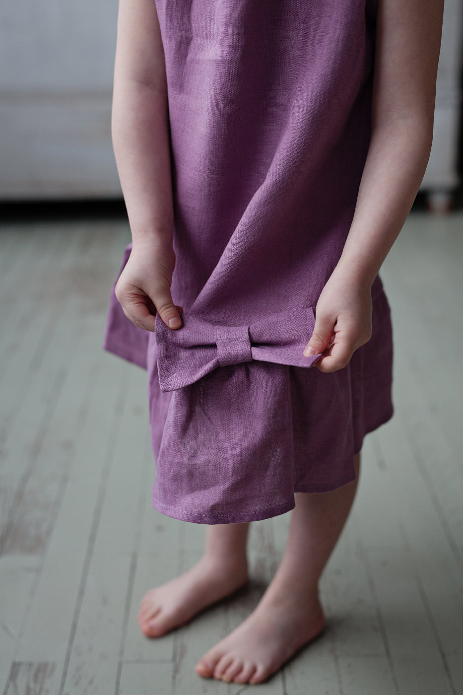 Girl‘s sleeveless linen dress with ribbon LILY