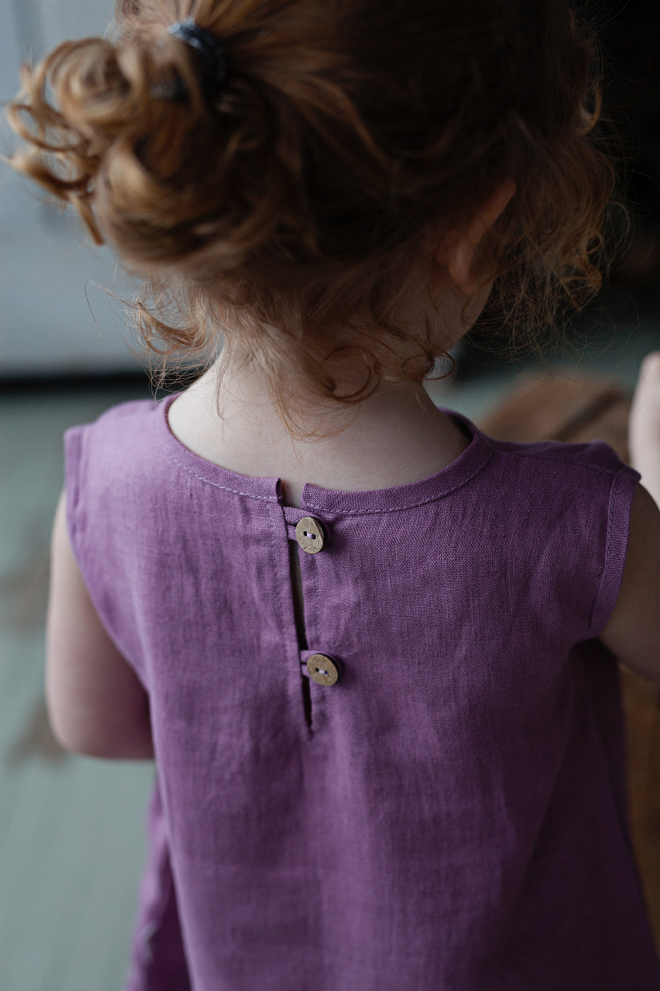 Girl‘s sleeveless linen dress with ribbon LILY