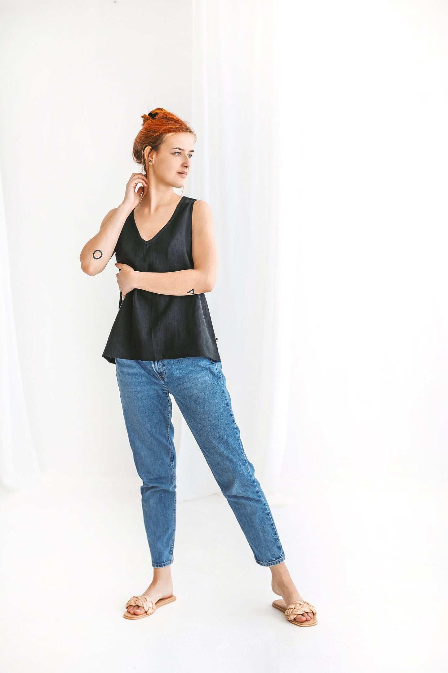 Sleeveless V-neck linen T-shirt ANNA
