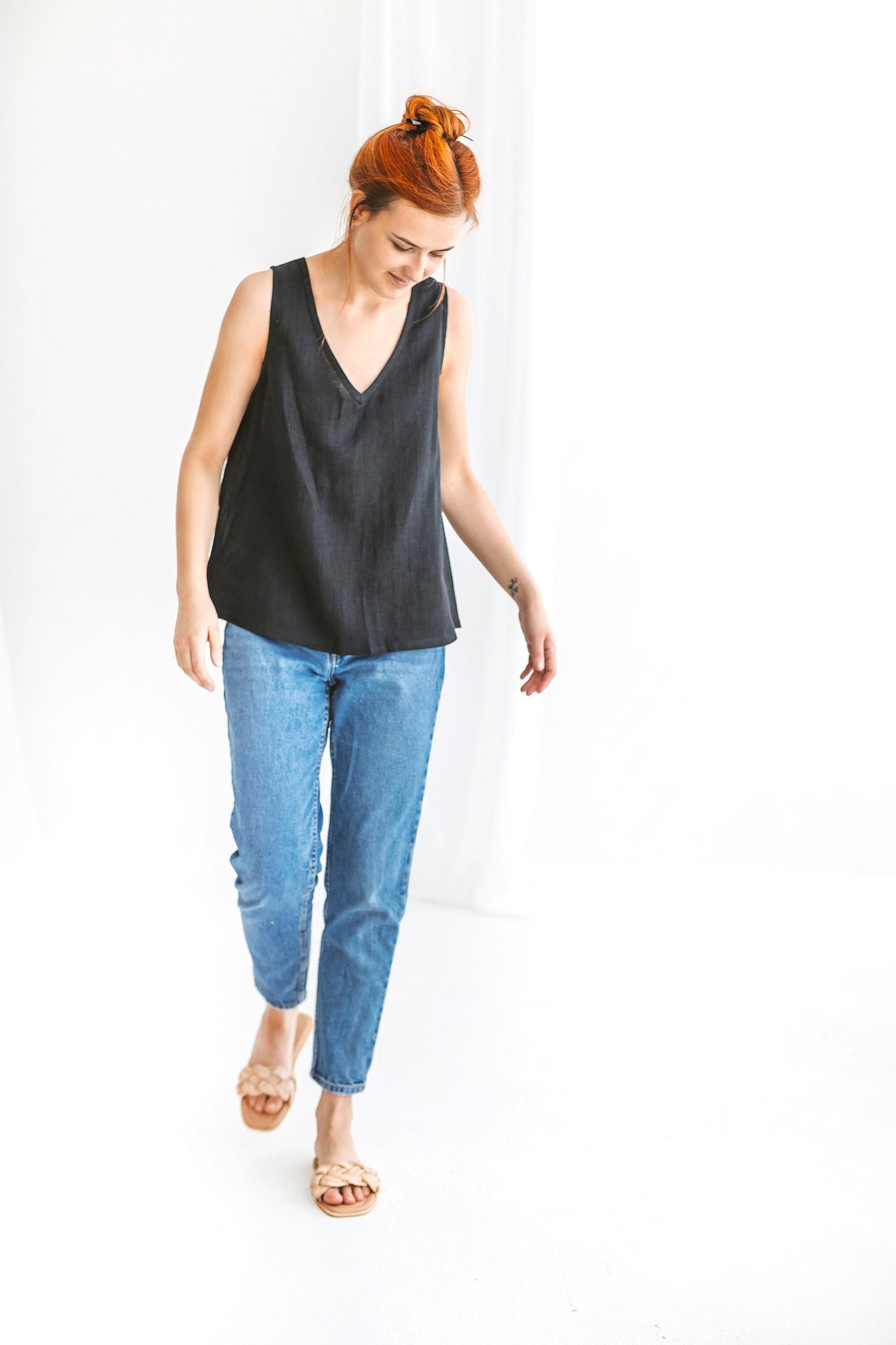 Sleeveless V-neck linen T-shirt ANNA