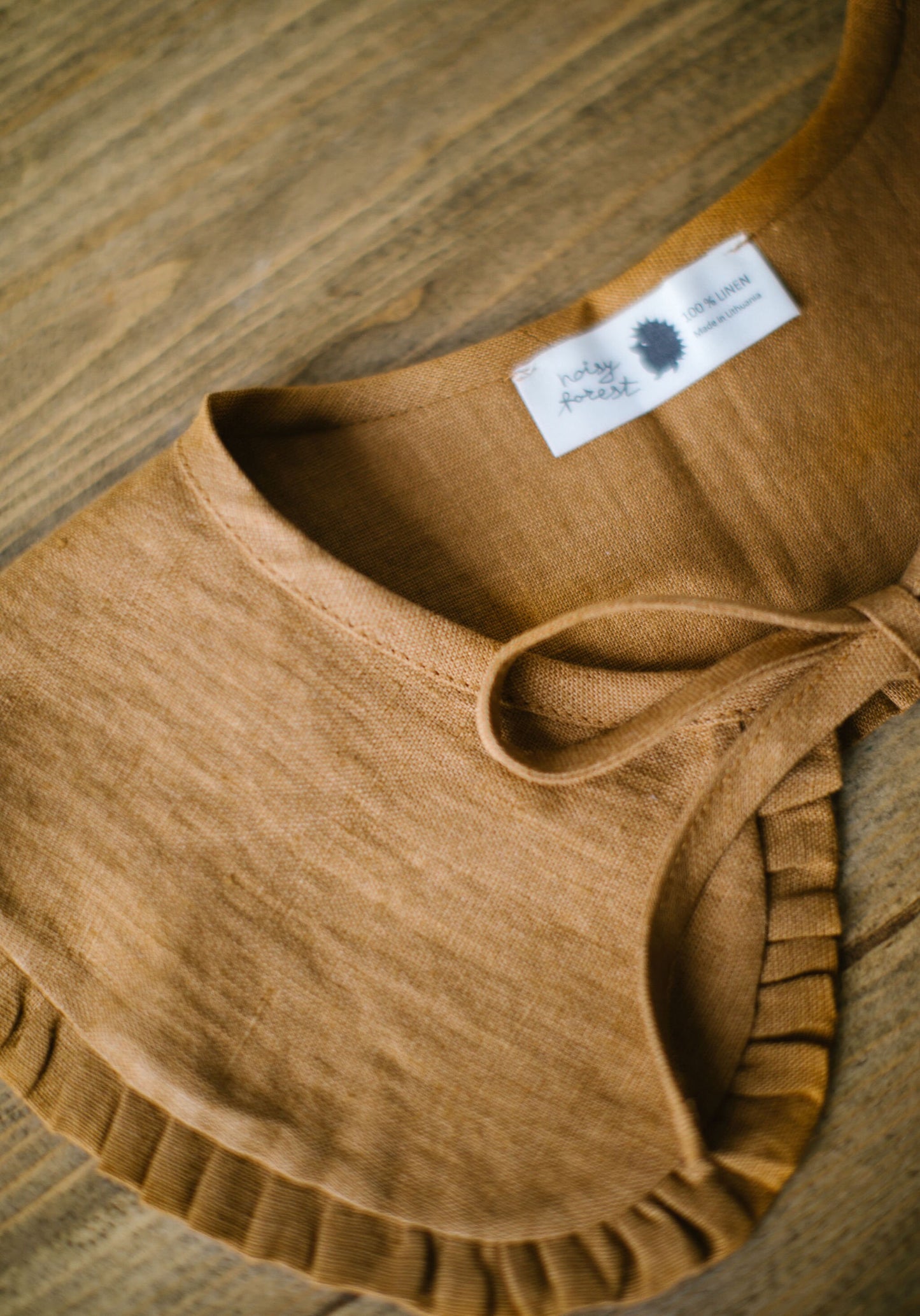 Removable peter pan collar