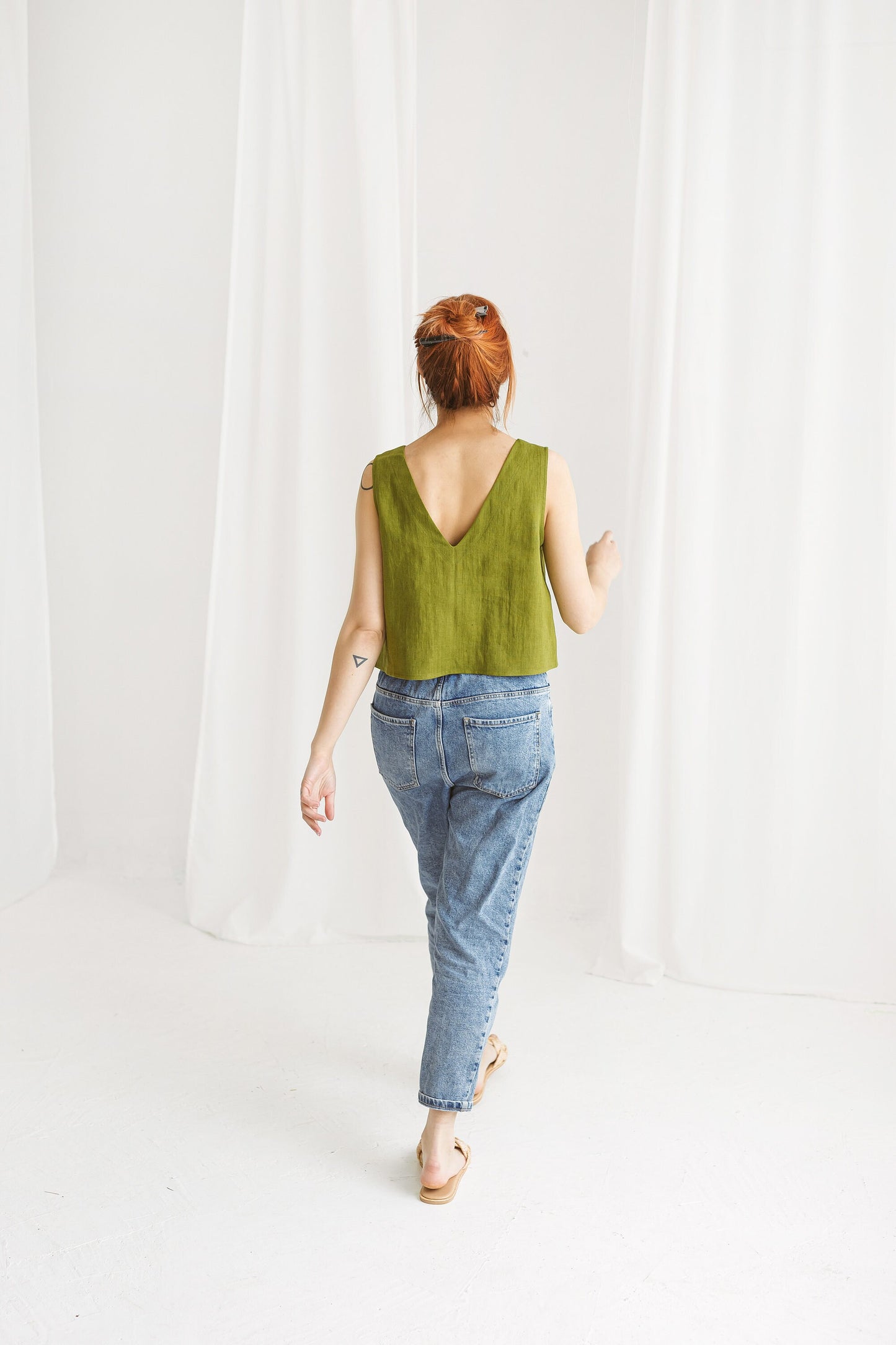 Sleeveless V-neck in the back T-shirt BEATRIX
