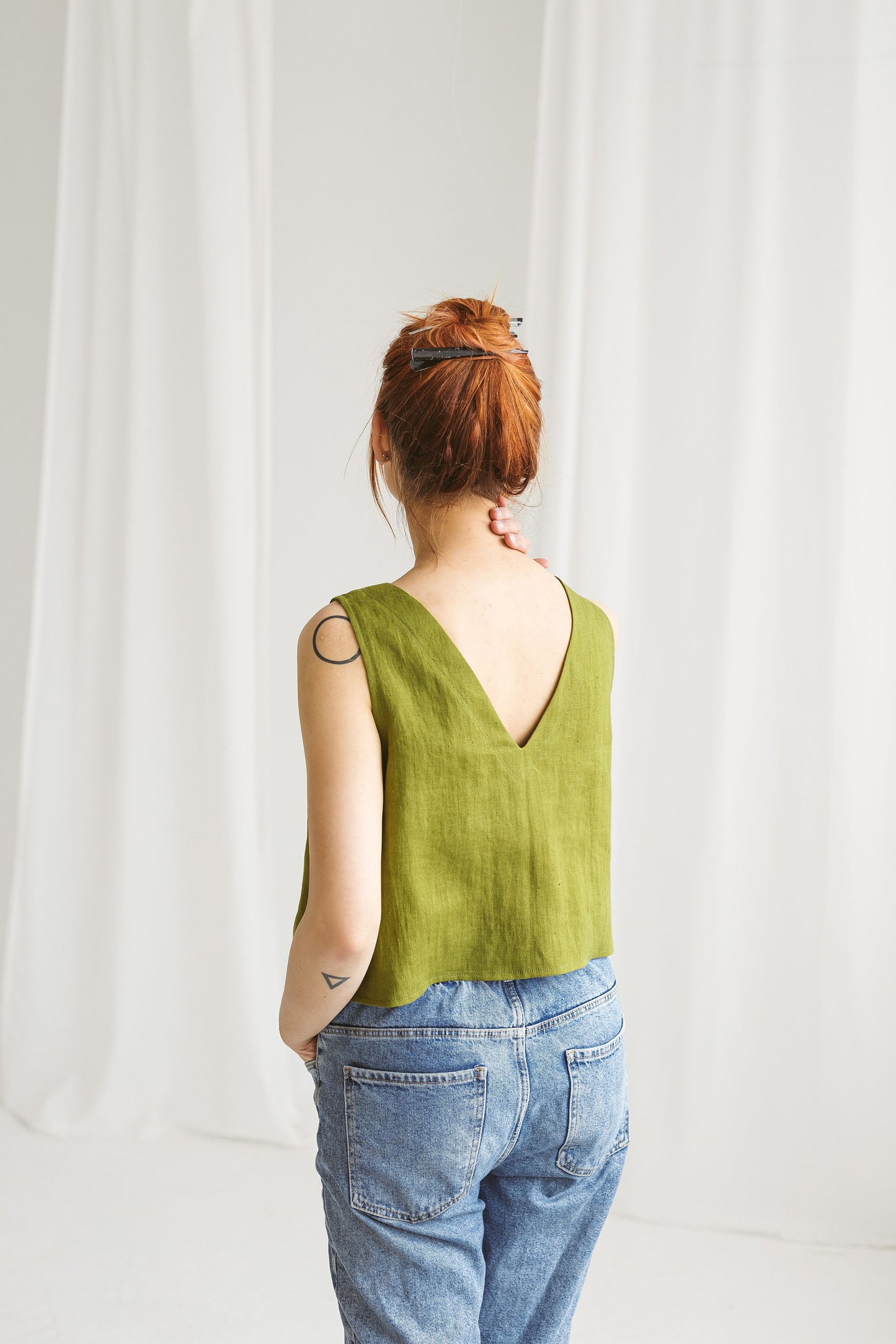 Sleeveless V-neck in the back T-shirt BEATRIX
