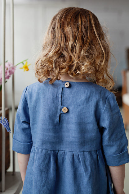 Girl‘s linen dress with long 3/4 sleeves