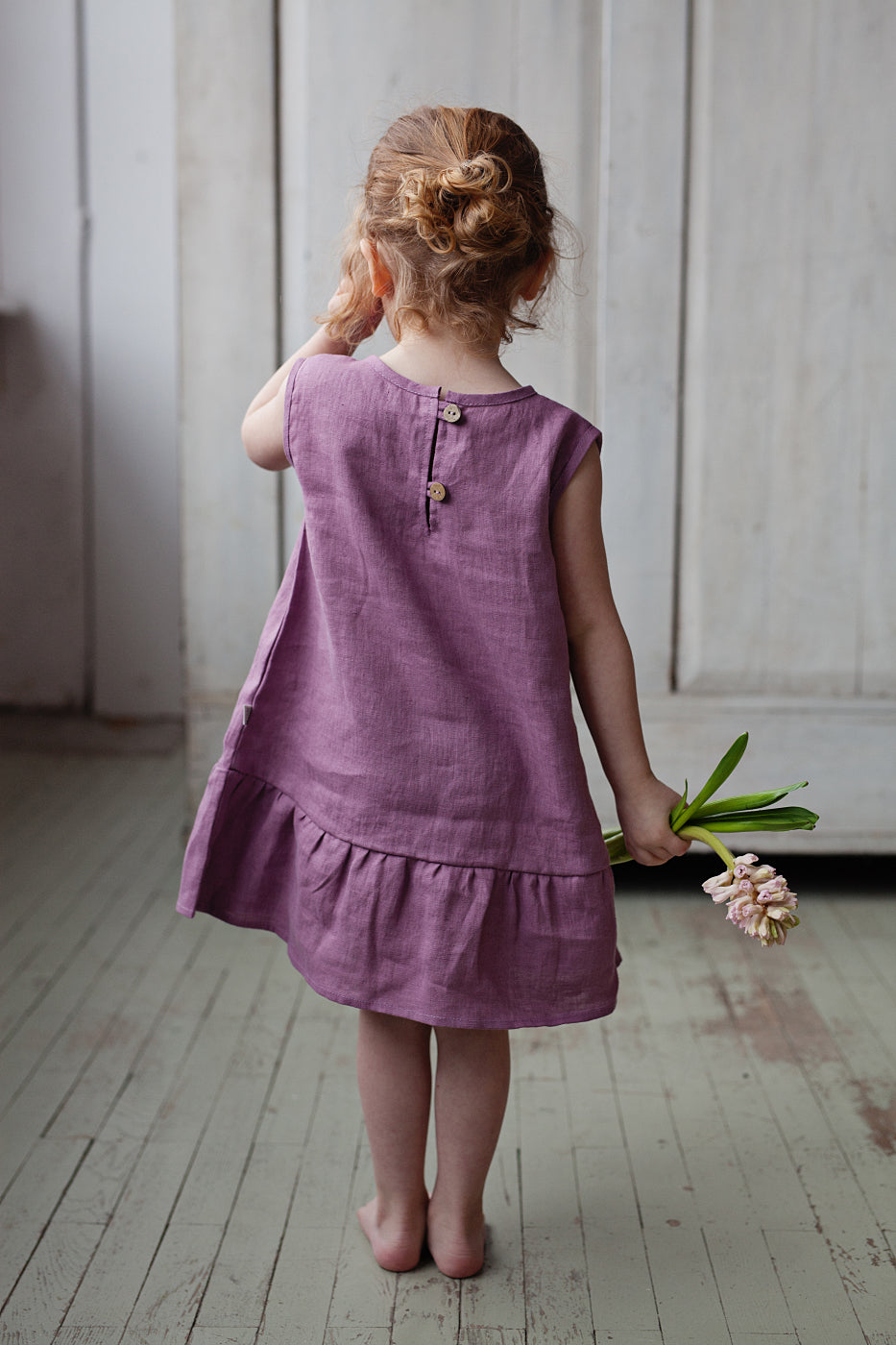 Girl‘s sleeveless linen dress with ribbon LILY