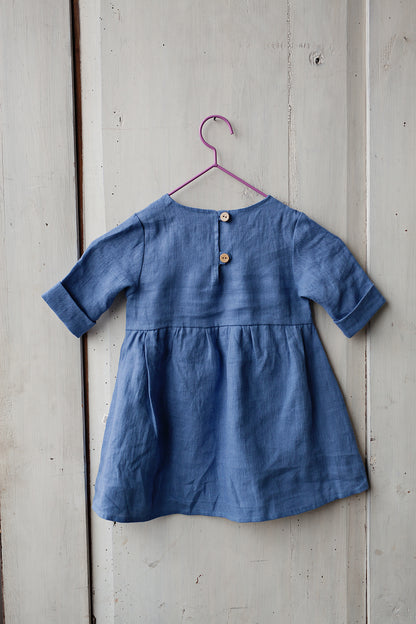 Girl‘s linen dress with long 3/4 sleeves