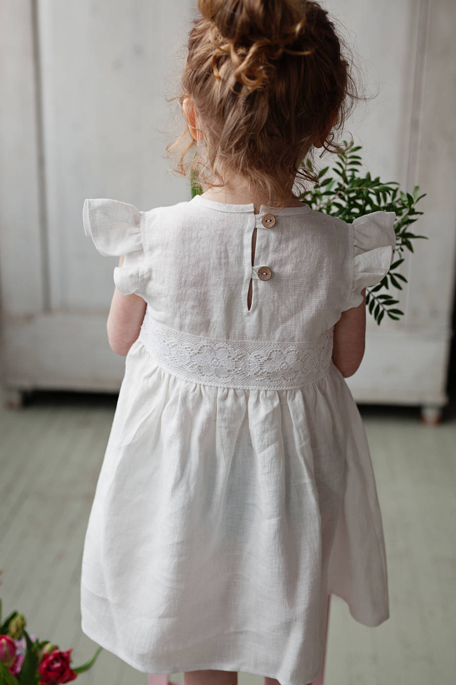 White baby girl‘s / toddler‘s wedding dress