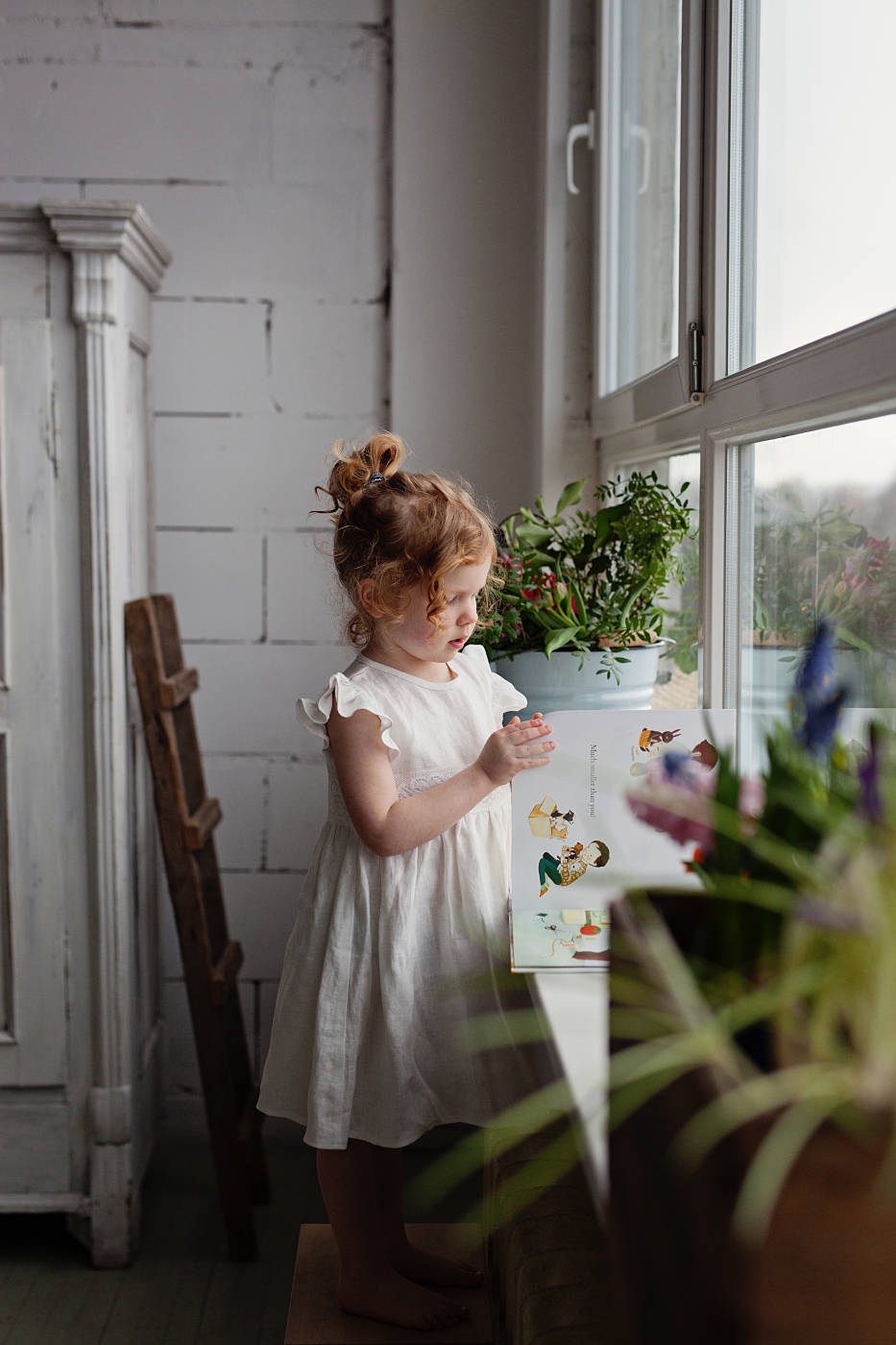 White baby girl‘s / toddler‘s wedding dress