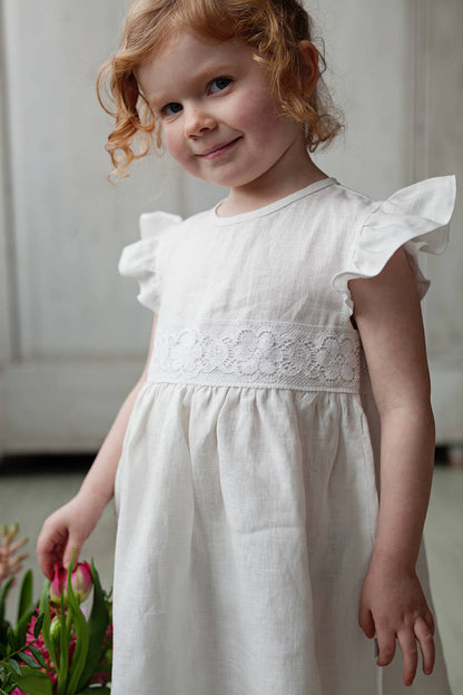 White baby girl‘s / toddler‘s wedding dress