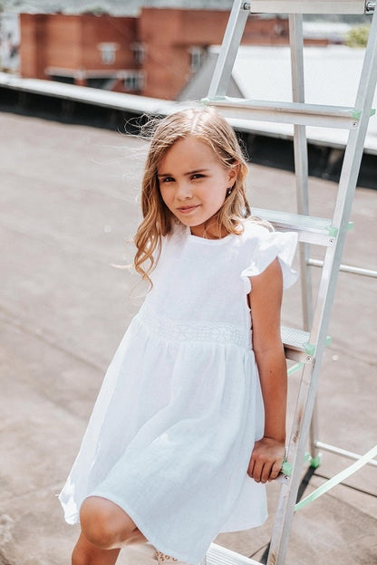 White baby girl‘s / toddler‘s wedding dress