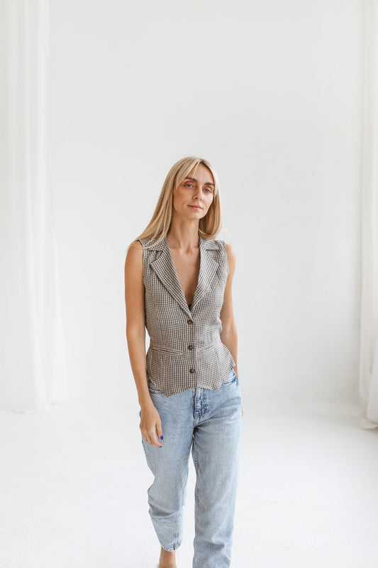 Collared vest GRACE with two inseem pockets and the belt in the back