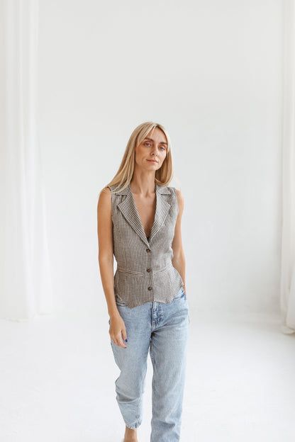 Women's linen waistcoat GRACE with two inseem pockets and the belt in the back