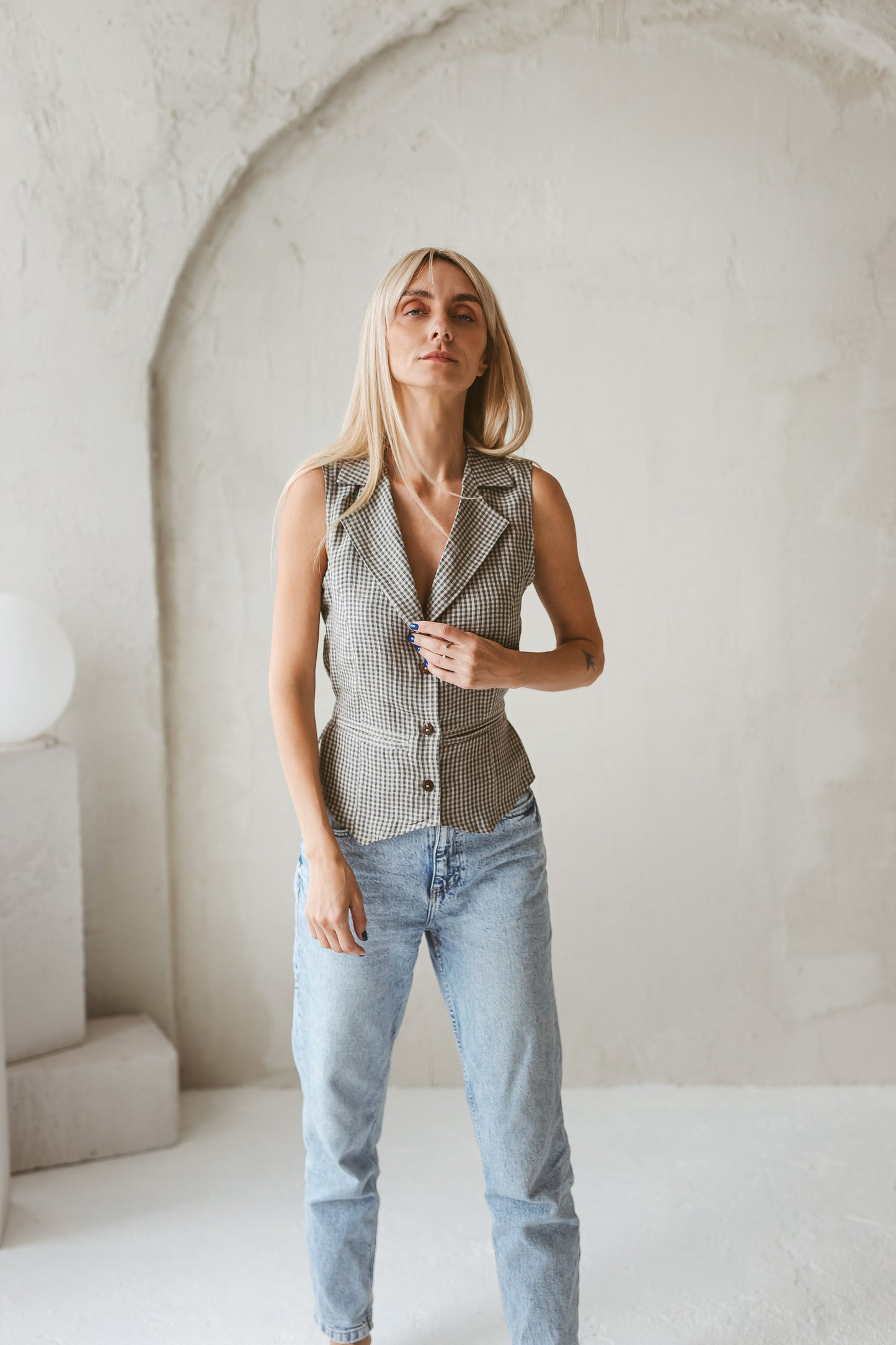 Women's linen waistcoat GRACE with two inseem pockets and the belt in the back