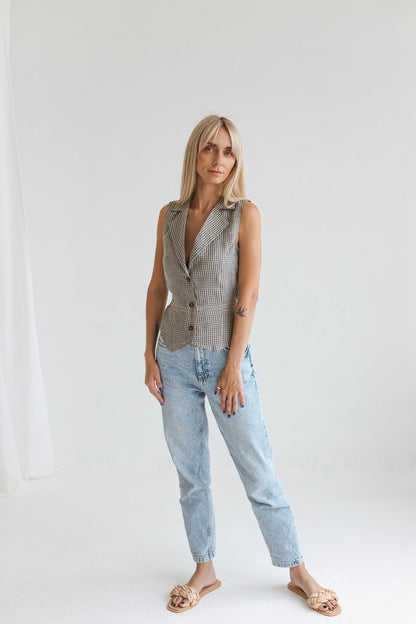 Women's linen waistcoat GRACE with two inseem pockets and the belt in the back