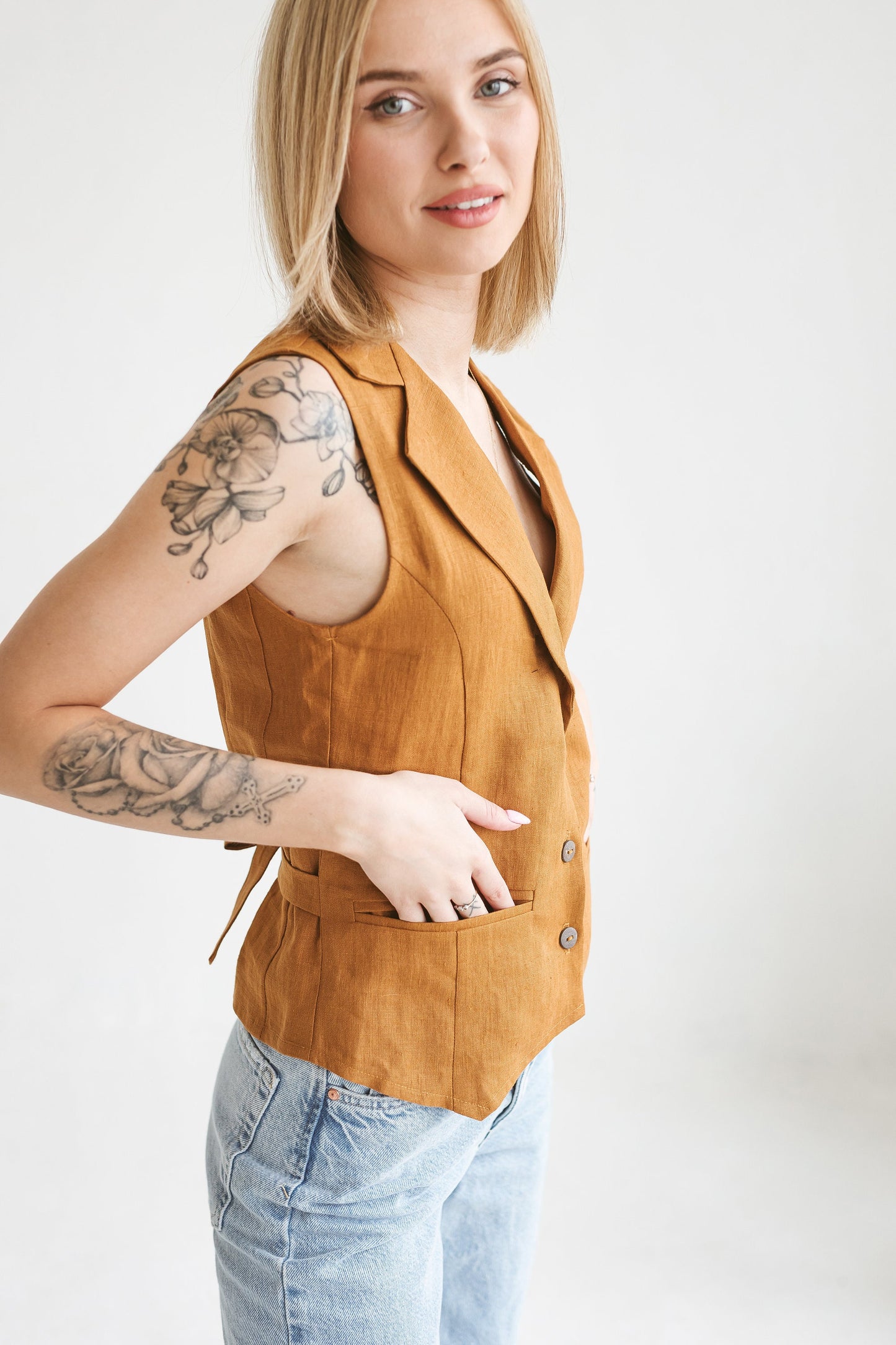 Collared vest with two inseem pockets and the belt in the back GRACE