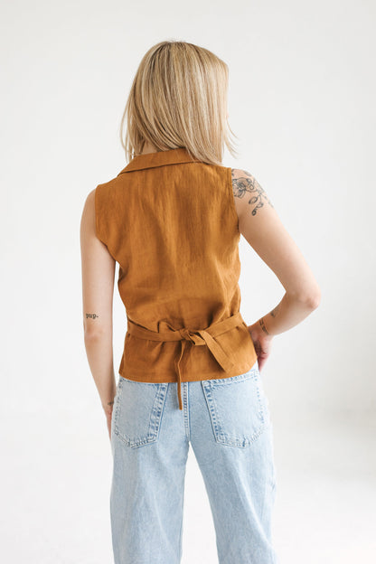 Collared vest with two inseem pockets and the belt in the back GRACE