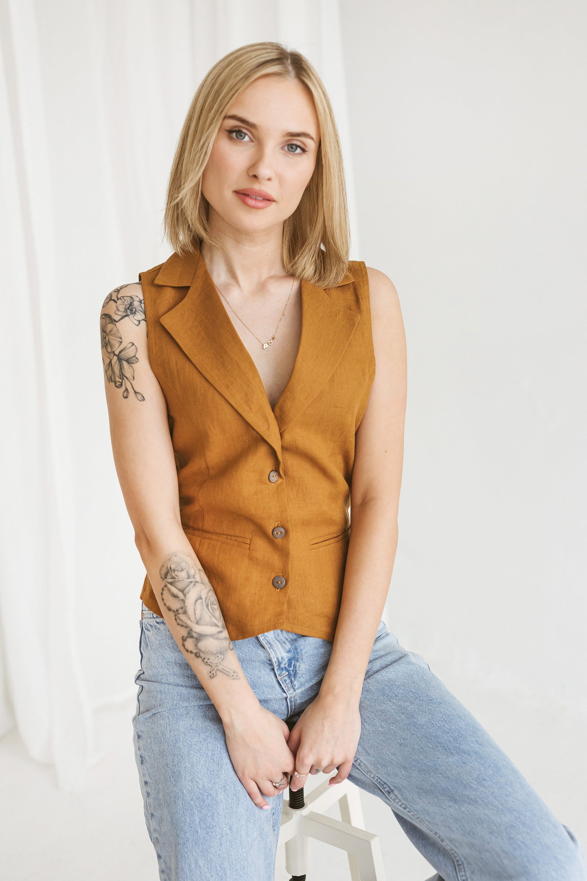 Collared vest with two inseem pockets and the belt in the back GRACE